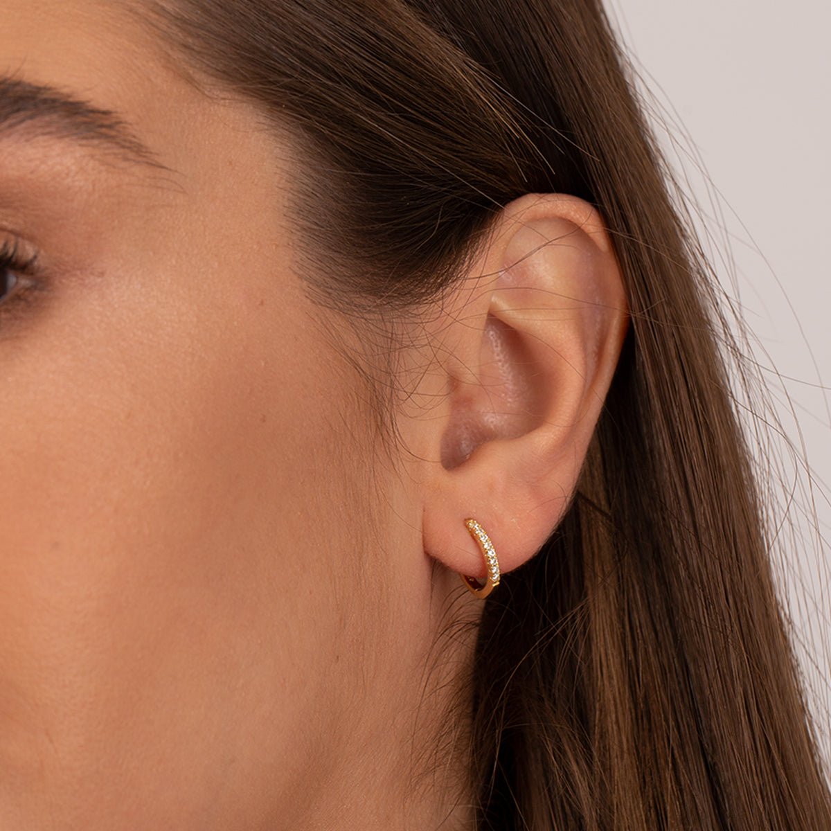 Classic Pavé Huggie Hoop Earrings - Joyería
