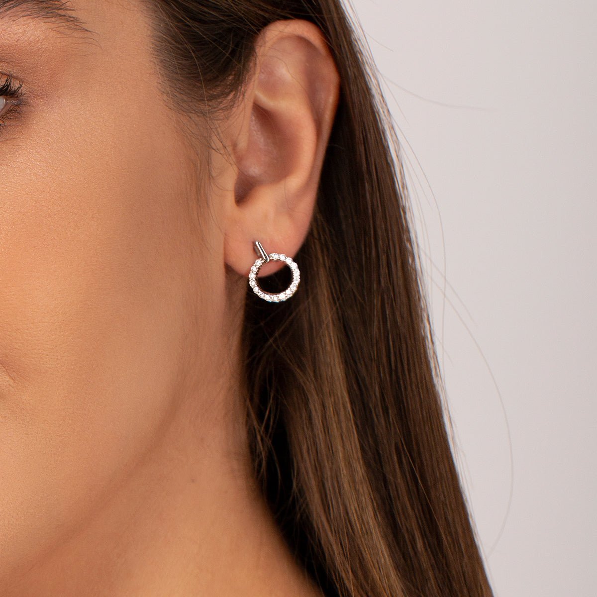 Crystal Round Hoop Earrings in Sterling Shine - Joyería > Pendientes > Pendientes pequeños