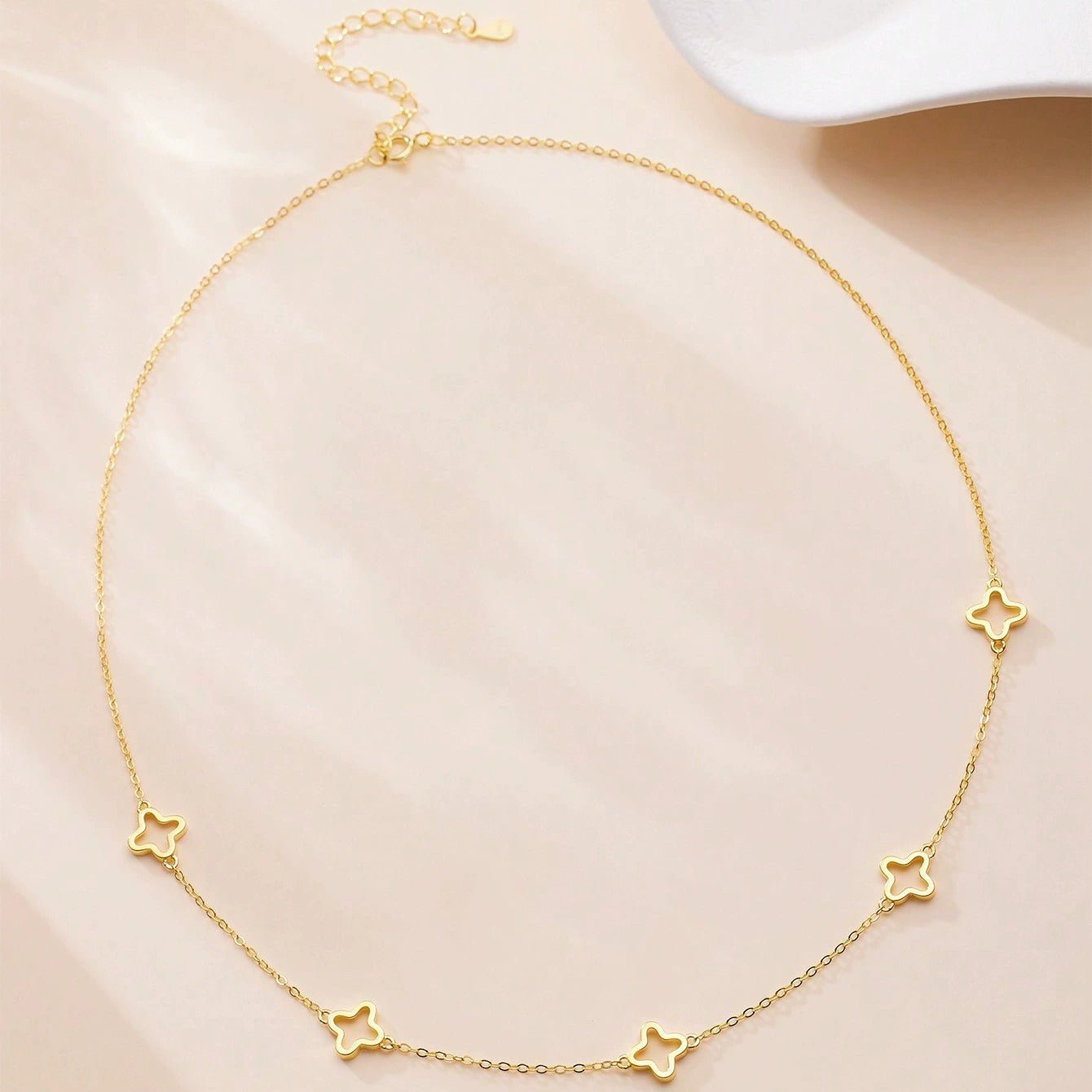 Luna Clover Outline Necklace - Pendant Necklaces