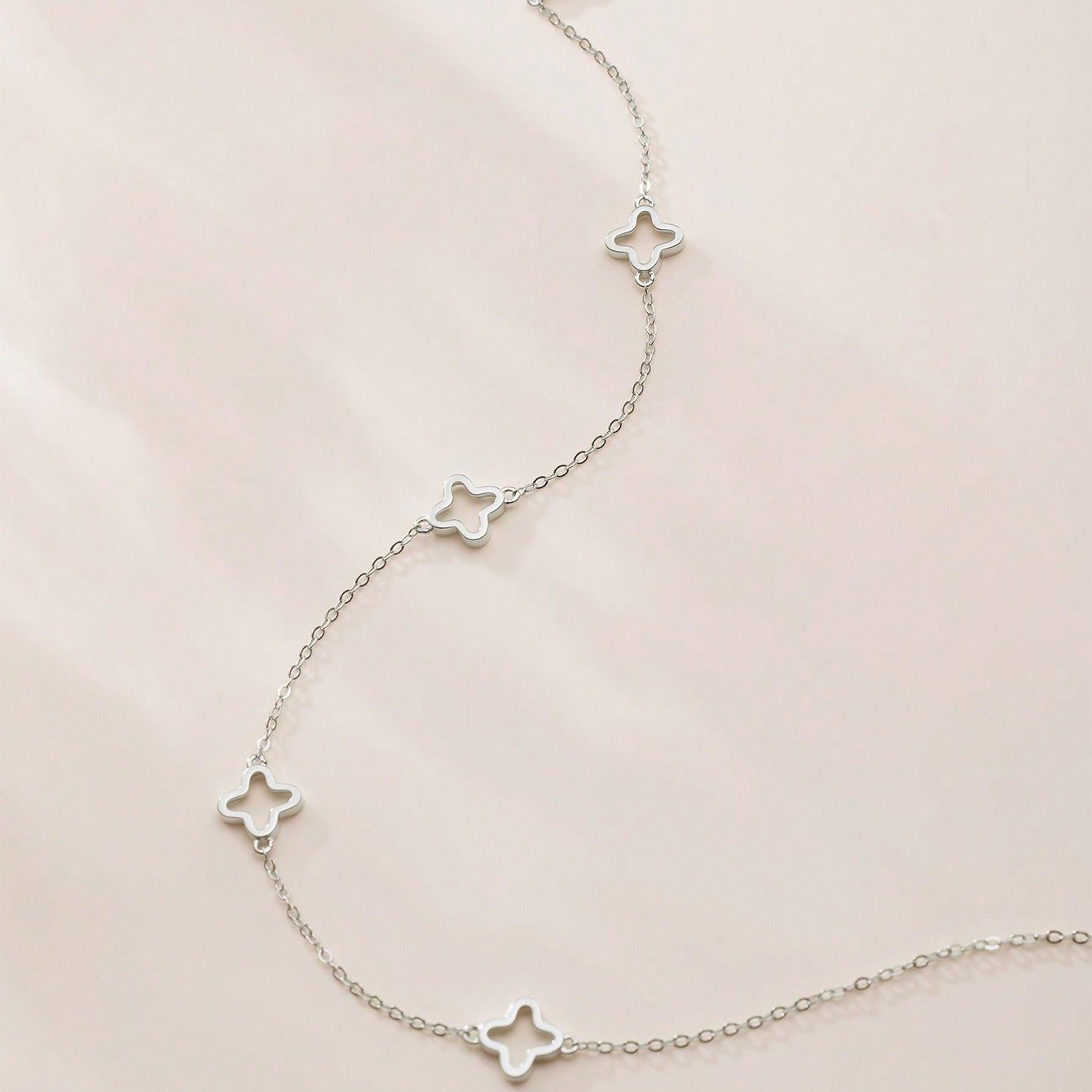 Luna Clover Outline Necklace - Pendant Necklaces